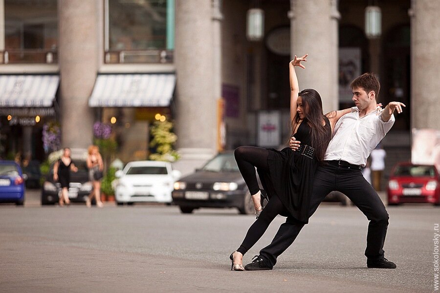 Неправильные танцы. Танцы на улице. Люди танцуют. Танцоры на улице. Пара танцует на улице.