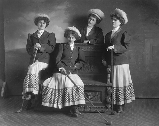 Укорачивание юбки и более свободный силуэт сделали возможным занятия спортом для женщин.