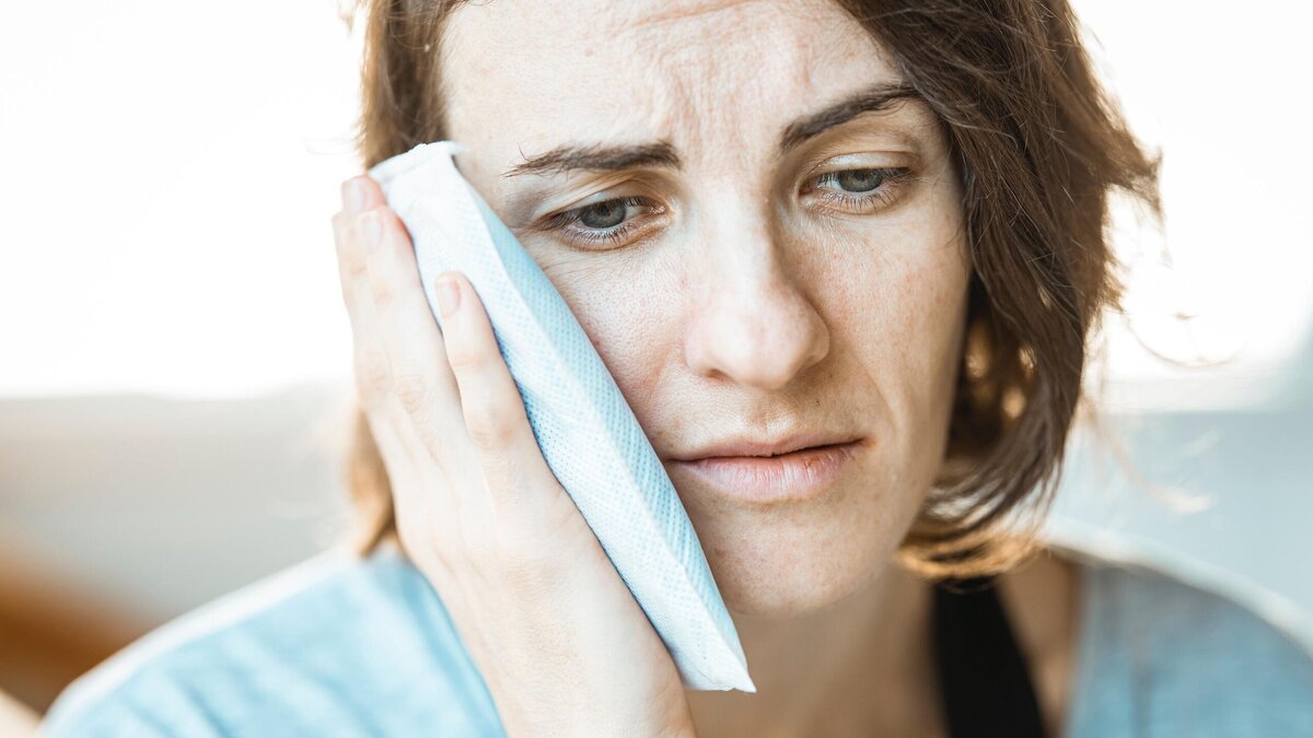    "Гудят" зубы накануне праздника? Стоматолог объяснил, как снять боль домашними средствами© Unsplash | engin akyurt
