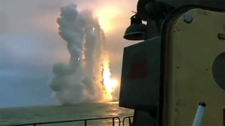 ПУСК КРЫЛАТЫХ РАКЕТ КОРАБЛЯМИ ЧЕРНОМОРСКОГО ФЛОТА. СКРИНШОТ КАДРА ВИДЕО ТГ-КАНАЛА "ЦАРЬГРАД ТВ"