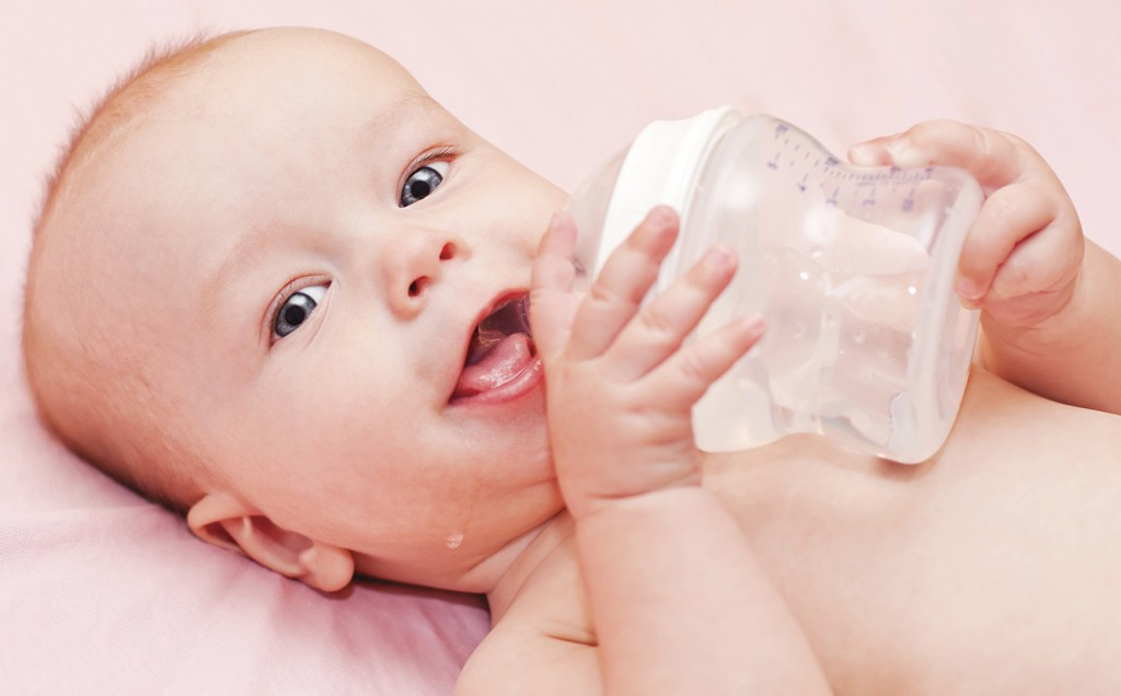 Вода для новорожденных. Вода для грудничка на гв. Допаивать водой новорожденного. Новорожденный ребенок воде.