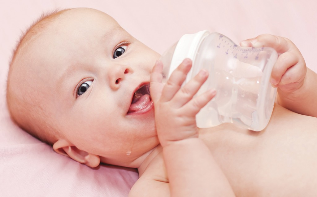 Новорожденный не пьет воду. Вода для новорожденных. Вода для грудничка на гв. Допаивать водой новорожденного. Грудной ребенок в воде.