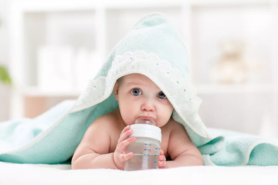 Малыш бу. Ребенок с бутылочкой. Малыш пьет воду. Малыш пьёт водичку.