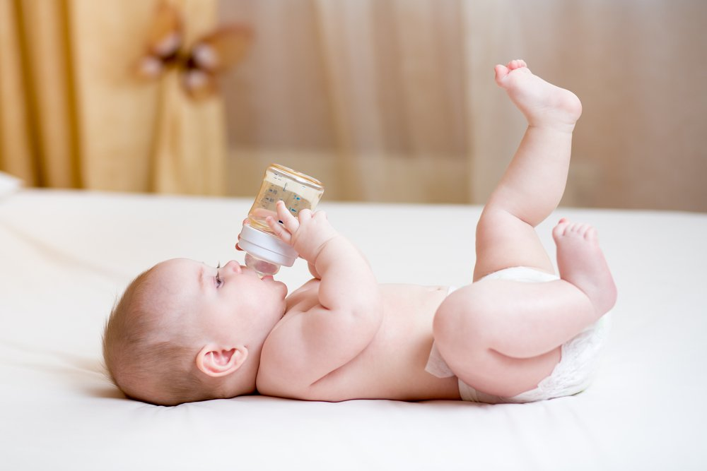 Почему новорожденный не берет. Малыш с бутылочкой. Малыш бу. Малыш в подгузнике. Малыш в руках с бутылочкой.