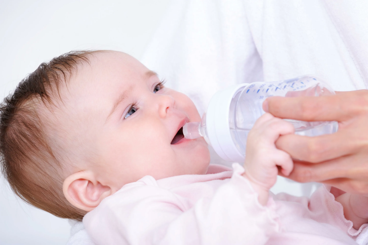 Можно пить воду новорожденный. Ребенок пьет воду. Малыш пьет. Вода для новорождённых. Ребенок с бутылочкой.