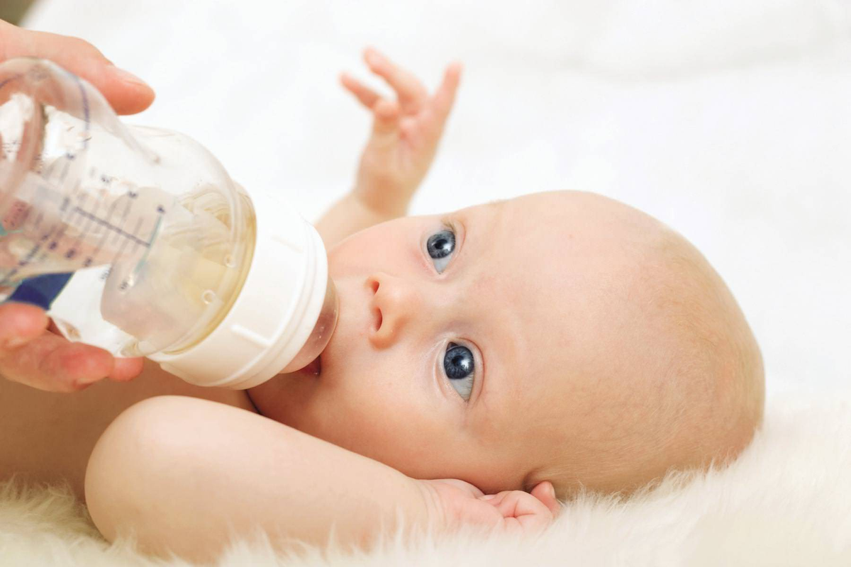 Искусственное вскармливание новорожденного. Ребенок с бутылочкой. Допаивание новорожденного. Младенец с бутылочкой. Можно пить воду новорожденный