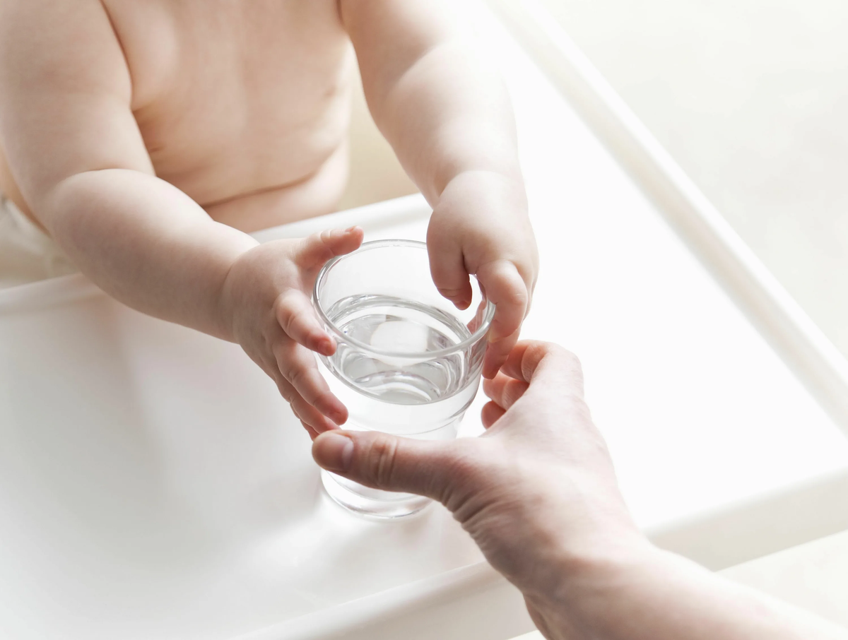 Вода для питья новорожденного. Грудничок в воде. Поить новорожденного водой. Можно пить воду новорожденный