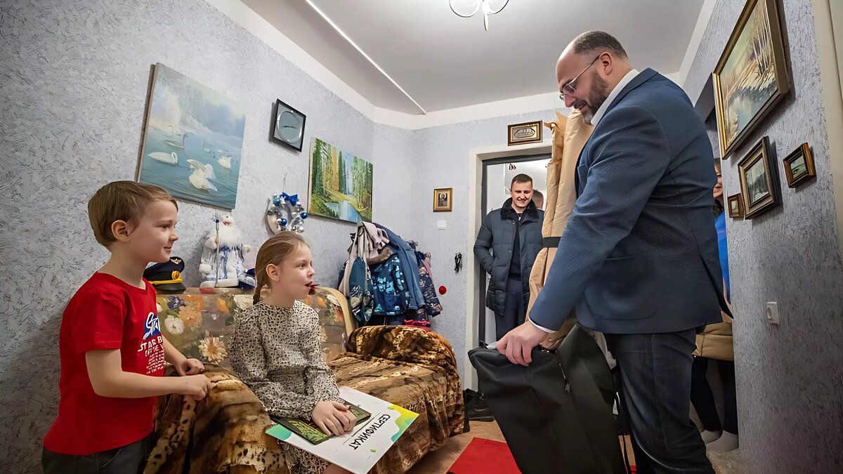     Кто под новый год исполняет самые заветные детские мечты? Правильно, Дед Мороз! И совершенно неважно, в нарядной шубе он или в деловом костюме. В роли главного зимнего волшебника побывал мэр краевого центра Константин Шестаков.