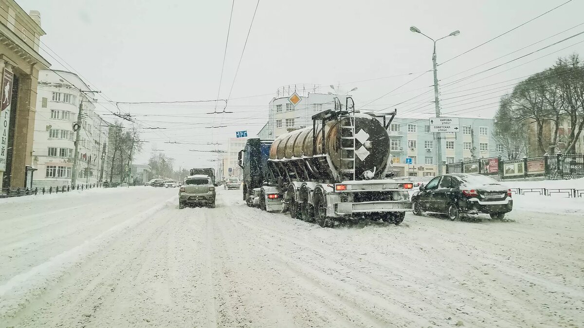     Госавтоинспекция продолжает вводить ограничения из-за опасной дорожной обстановки. В округе заметает уже несколько дней.