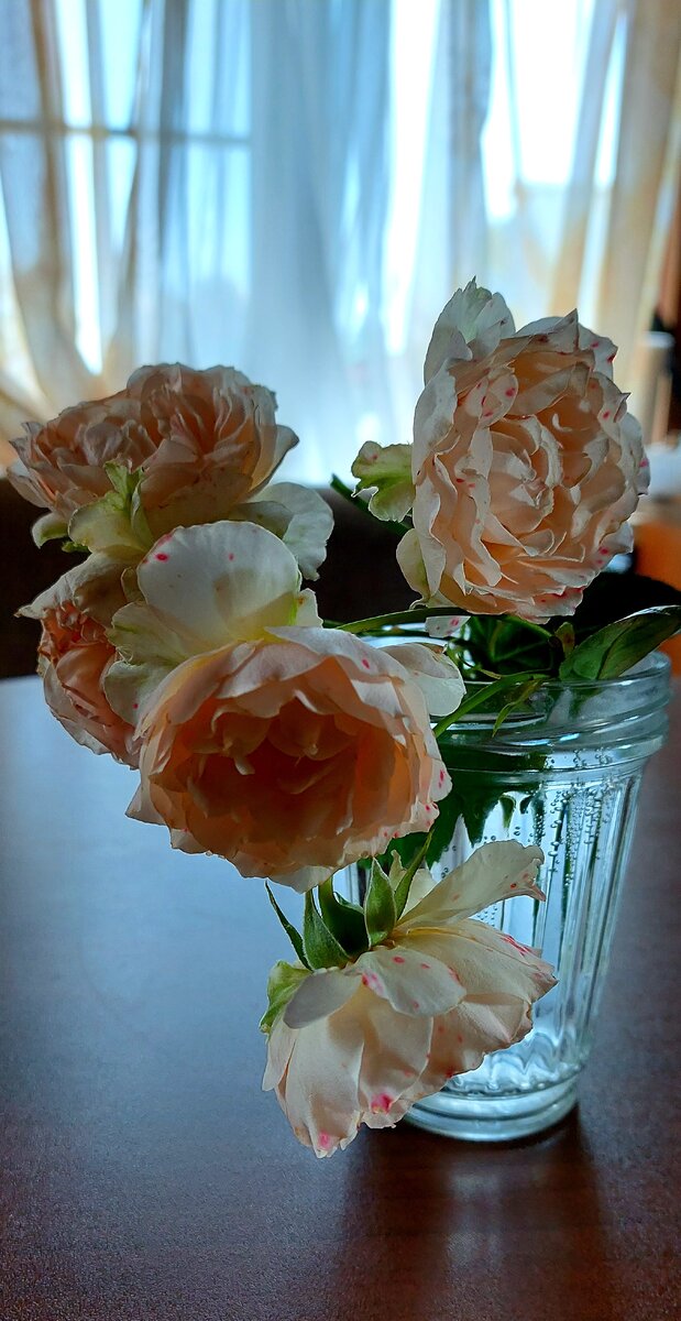 А в стакане - не без веточки с розами).