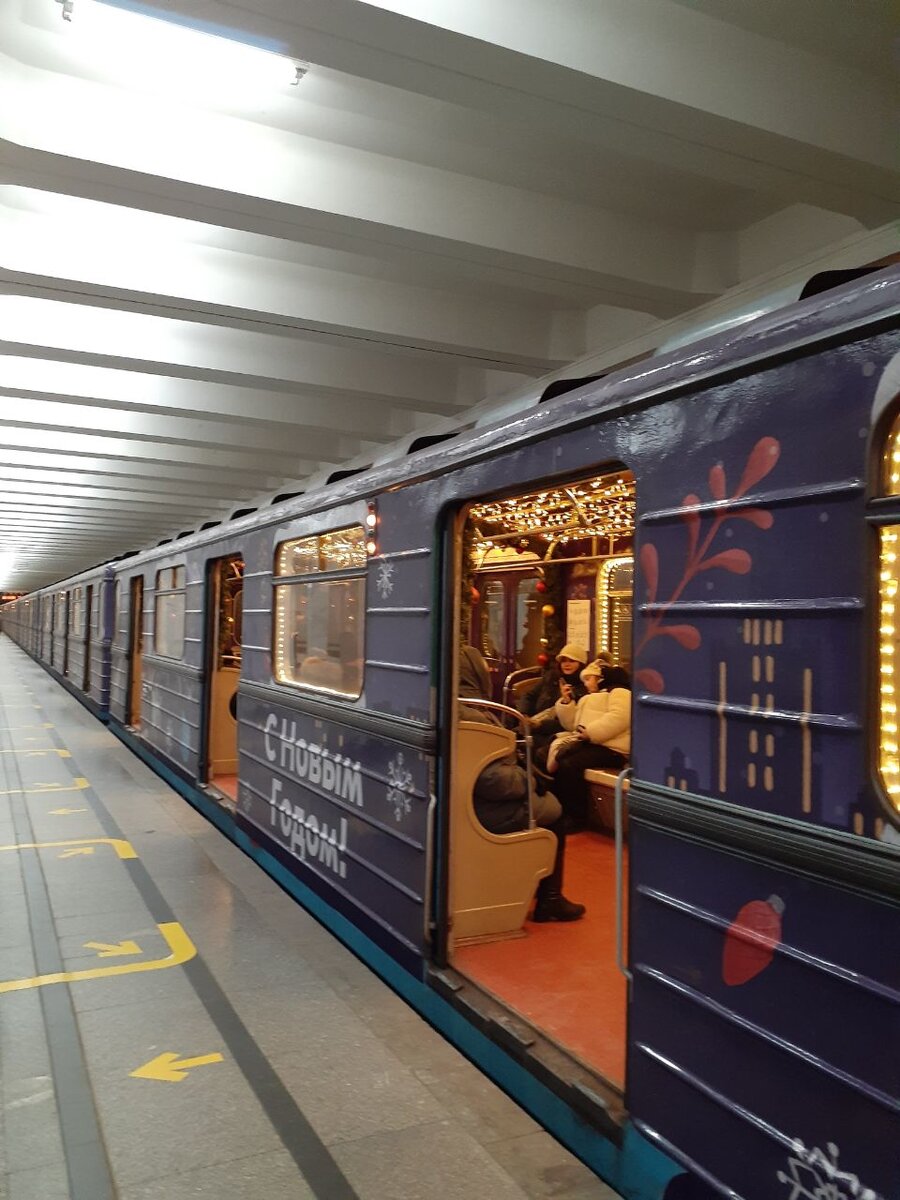  Расписание самого новогоднего и самого желанного поезда в метро, который запускают последний год! Приветствую Вас на моем канале о жизни в Москве и Подмосковье, житейские истории.