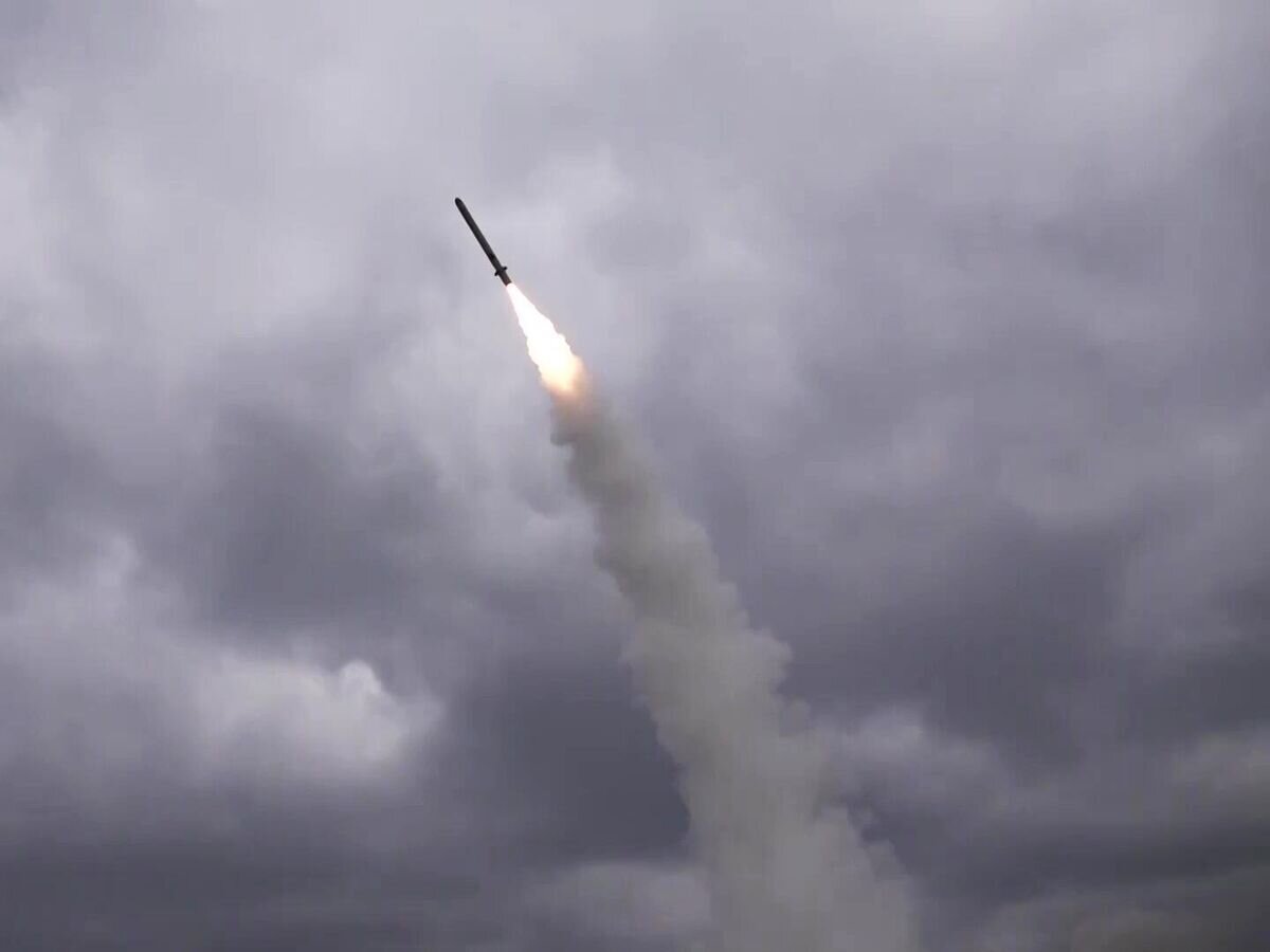    Удар оперативно-тактическим ракетным комплексом "Искандер" по объектам ВСУ на территории Украины. Стоп-кадр видео© РИА Новости / Пресс-служба Минобороны РФ