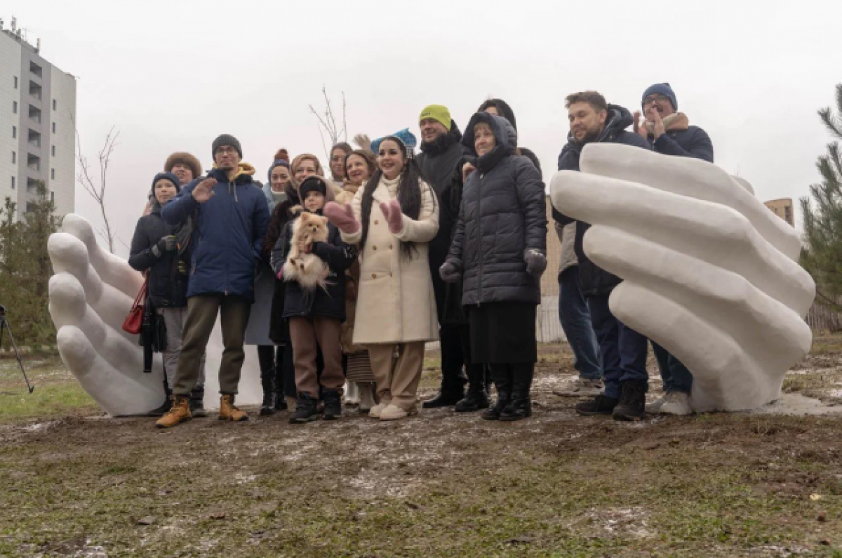   Сделать семейный снимок в объятиях гигантских рук смогу волгоградцы в ЦПКиО