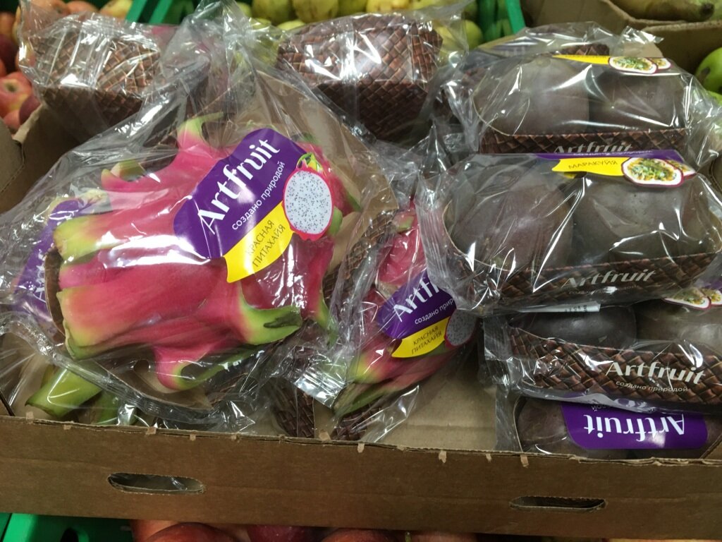 Впервые я увидела на прилавке красную Питахайю.