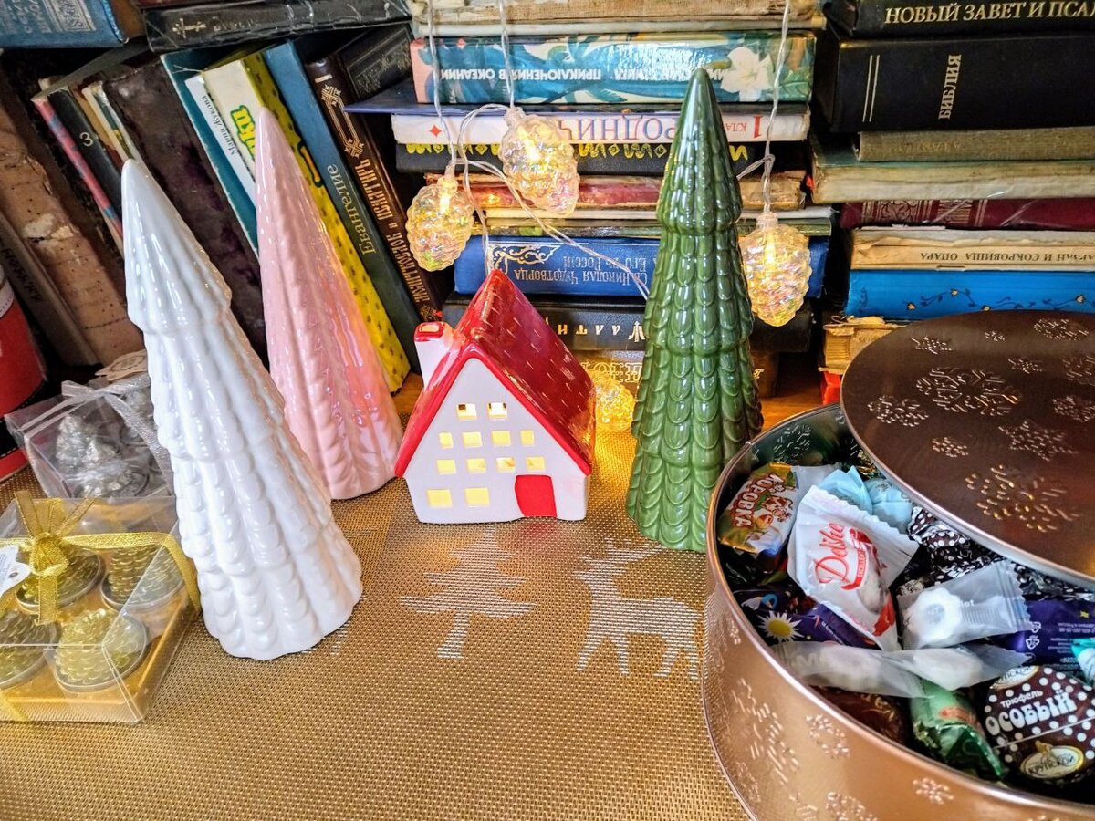 Мой новогодний лес становится гуще 😊 Книги на заднем фоне не мои. Мамины. Буду раздавать.