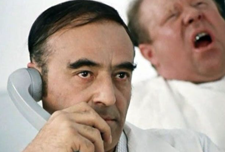 Стоматолог Антон Семенович Шпак, кадр из фильма "Иван Васильевич меняет профессию"