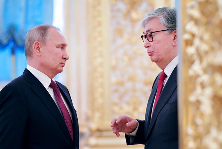 Русофобия в этой стране процветает достаточно давно, задолго до февраля 2022 года. Однако АЭС является своего рода "якорем". Если мы откажем казахам, туда полезет Запад. Поэтому порой приходится закрывать глаза на выходки Астаны