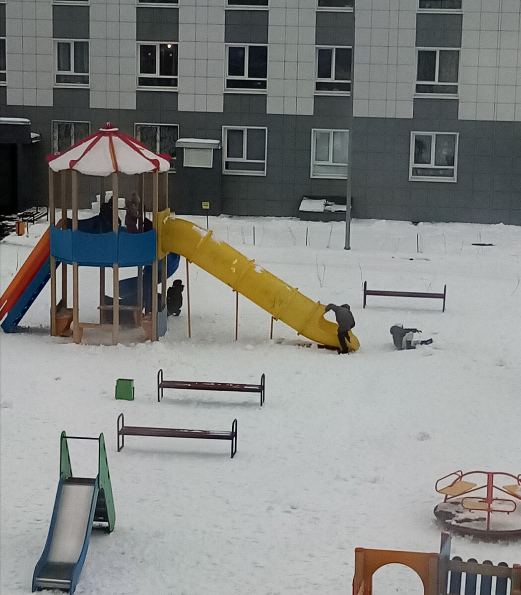 Горки во дворе дома нашего. 