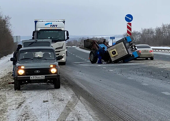 Семья из города Вольска Саратовской области днем 29 декабря стала очевидцем дорожно-транспортного происшествия на территории Воскресенского района.