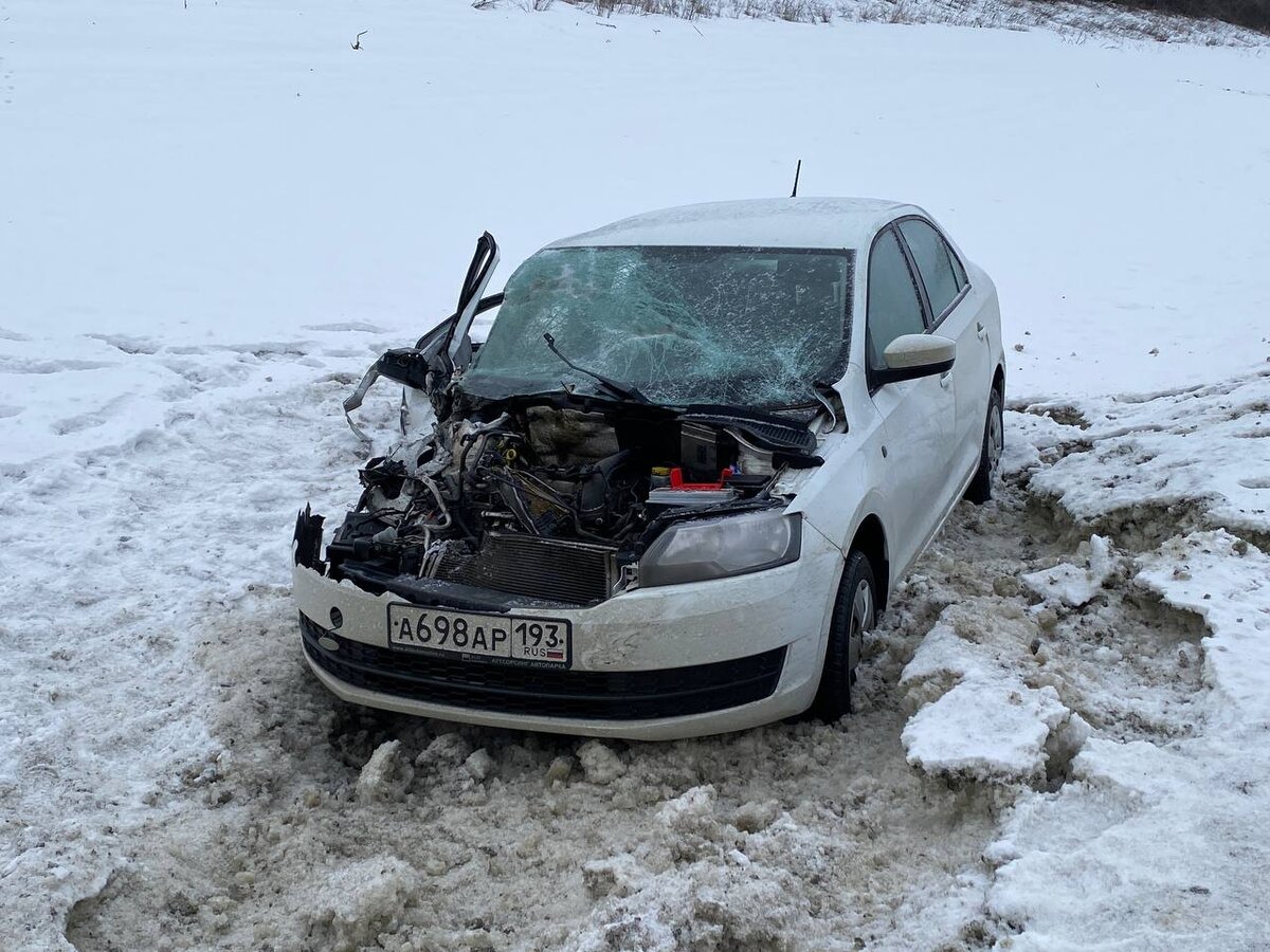 Семья из города Вольска Саратовской области днем 29 декабря стала очевидцем дорожно-транспортного происшествия на территории Воскресенского района.-2
