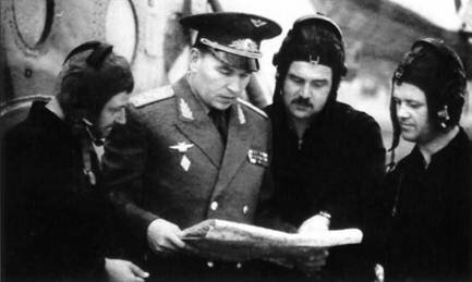 Командир экипажа вертолета Ми-8Т капитан С.И. Володин, начальник штаба ВВС КВО генерал-майор Н.Т. Антошкин, летчик-штурман старший лейтенант В.Н. Бушков и борттехник капитанн А.В. Паньков. 1986 г.