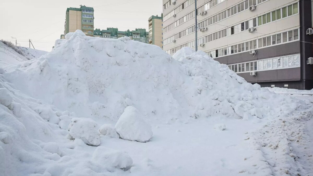     Снегопады парализовали движение в городах ХМАО. Население ругает власти и коммунальные службы и само берет в руки лопаты.