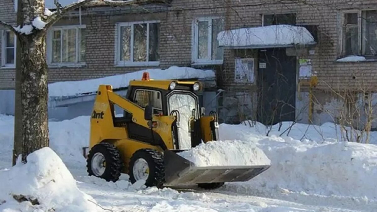     Административная инспекция Ижевска проверила 741 двор и заставила коммунальщиков очистить их от снега и наледи. Сотрудники инспекции посещают каждый двор не реже двух раз для проверки выполнения правил благоустройства.