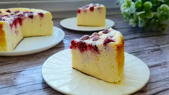 Творожная запеканка получается пышной и без манки. Умеренно сладкая и приятно пахнущая ванилью, она станет идеальным завтраком. С этим рецептом запеканка выйдет безукоризненной. 