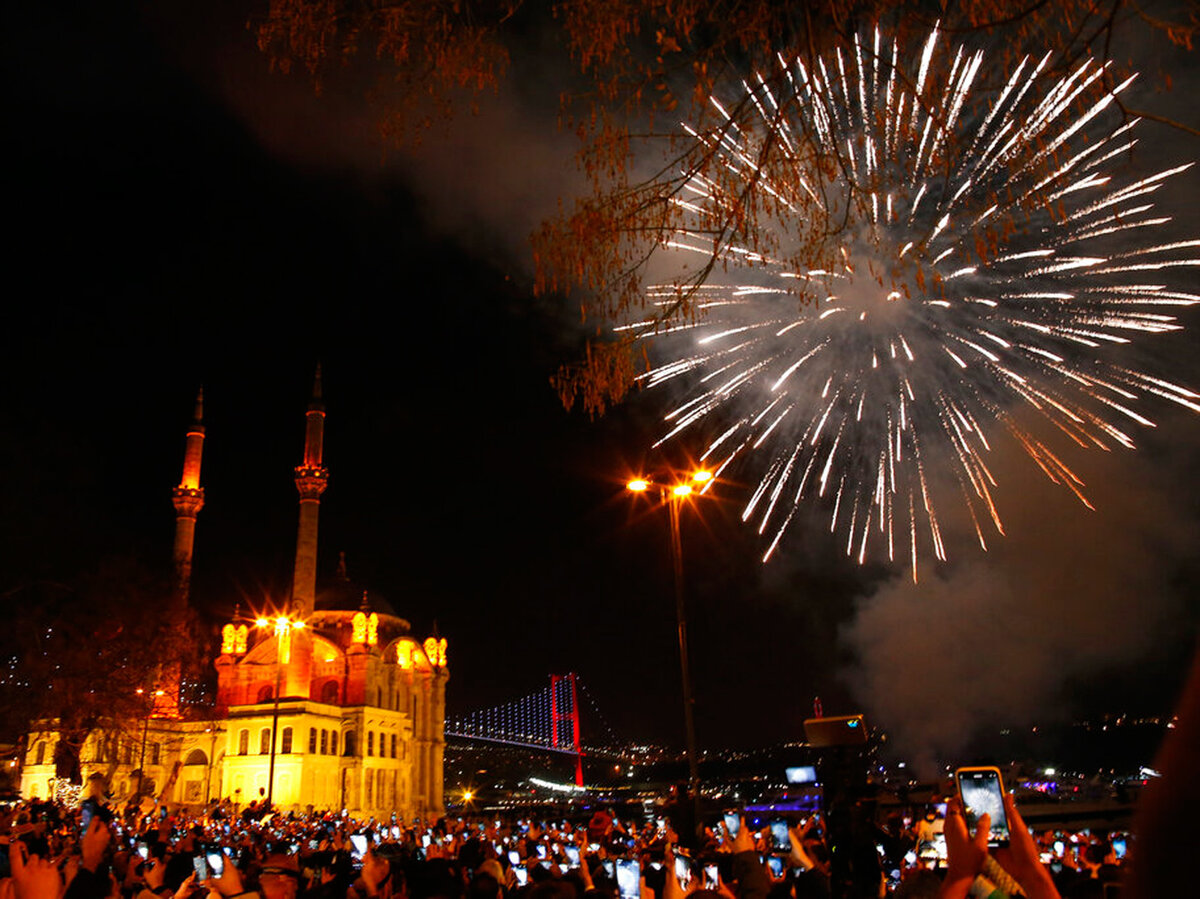 Праздники в стамбуле 2024. Стамбул 2022. Стамбул салют. Стамбул новый год. Фейерверки в Стамбуле.