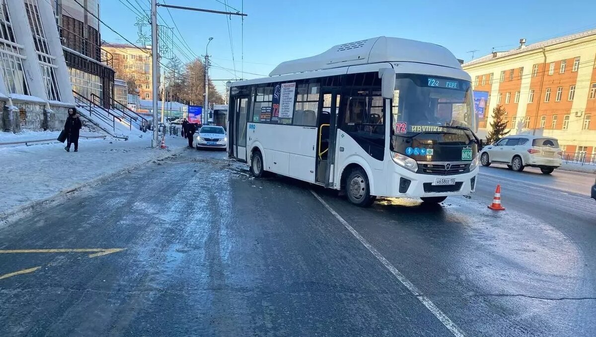     Троим пассажирам понадобилась помощь врачей: женщинам, 52 и 32 лет, и ребенку. Пострадавшие получили ушибы.