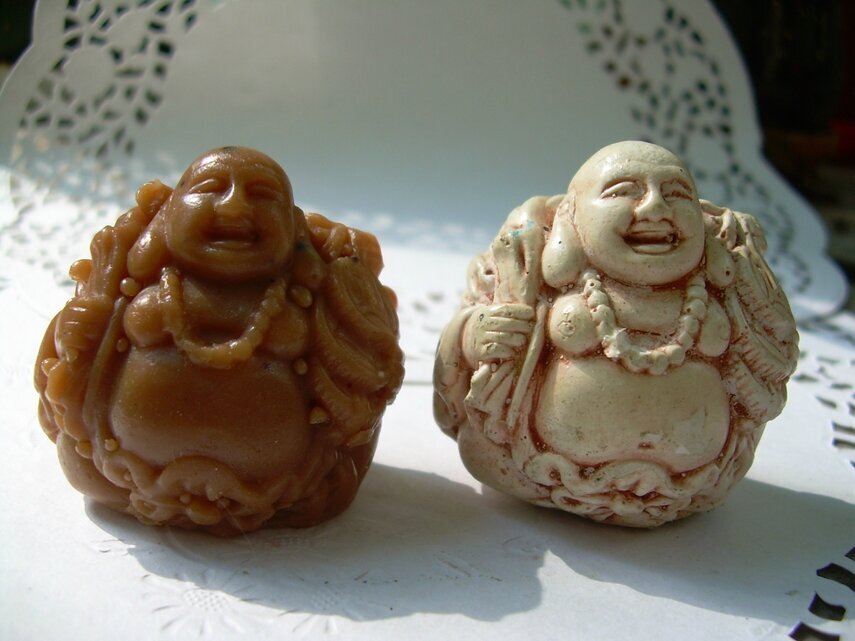 сувенирное мыло хоттей рядом с моделлью