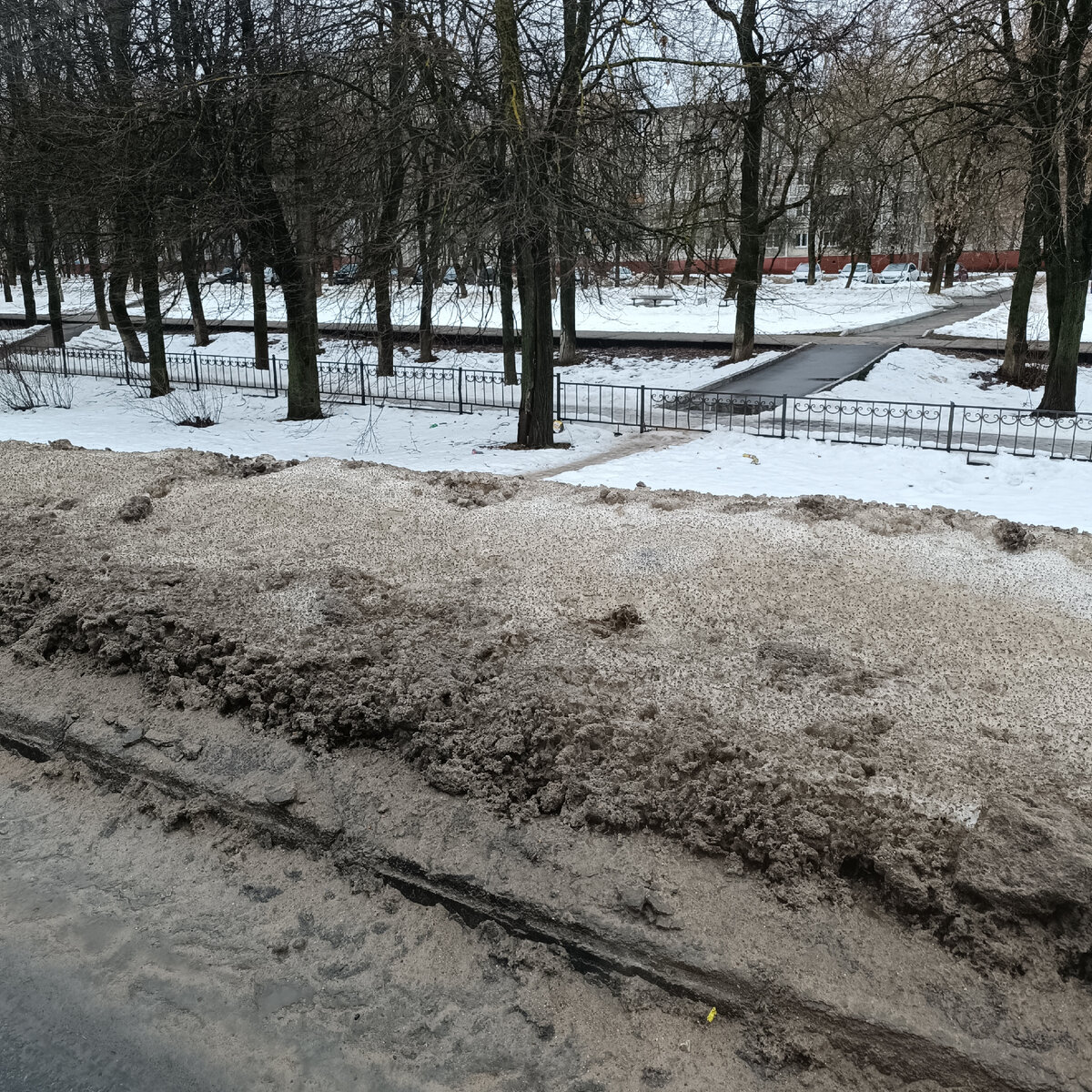 Так всё выглядит в городе, как-то мрачно