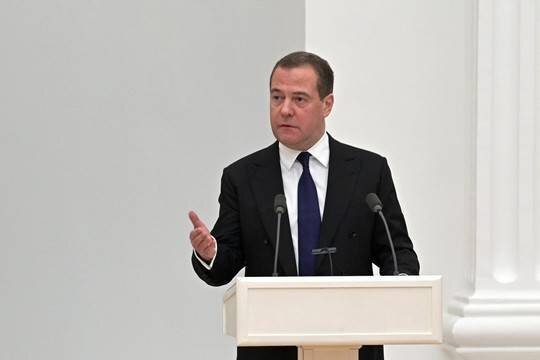    «Все абсурдное продолжает сбываться»: Дмитрий Медведев опубликовал прогноз на 2024 год