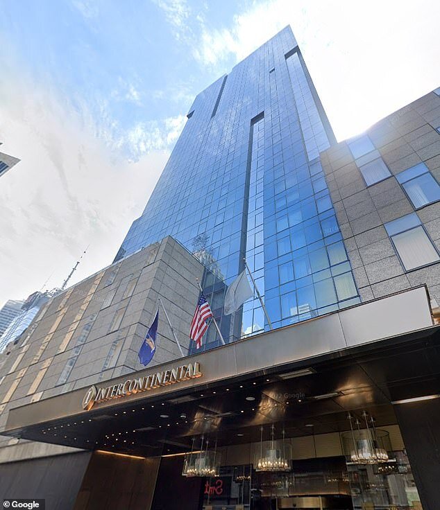 Миниатюрные бутылки были брошены с 32-го этажа 36-этажного отеля недалеко от Таймс-сквер