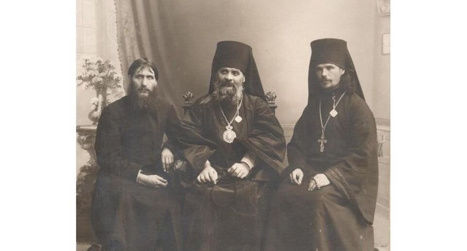 Григорий Распутин, епископ Гермоген (Долганев) и иеромонах Илиодор (Труфанов)📷
