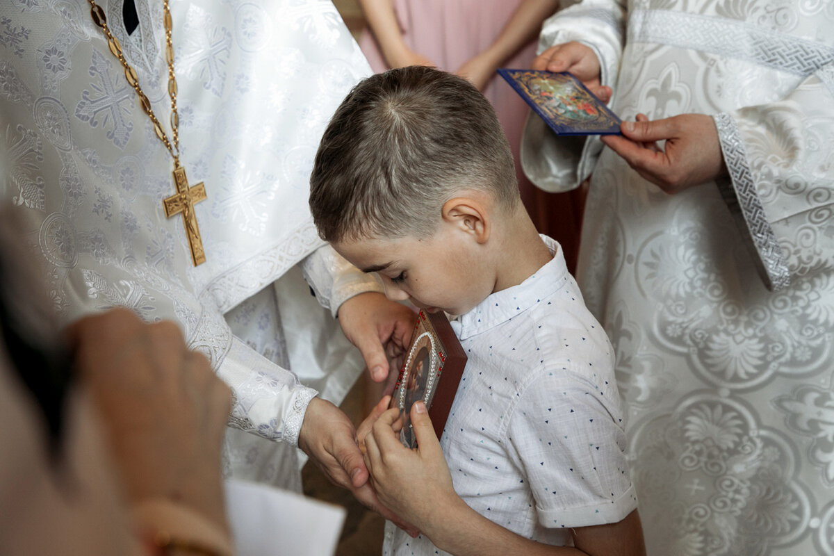 Крестных случаях. Крещение мальчика. Крещение ребенка 7 лет. Крещение мальчика 7 лет. С крестинами мальчика.