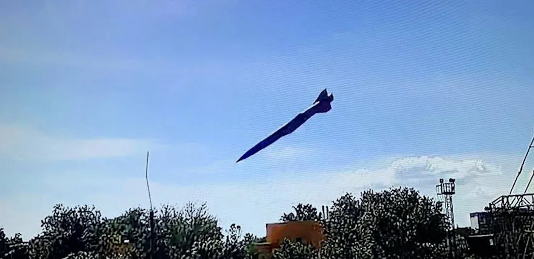 Так выглядит "прилёт" Х-22, который не сулит неприятелю ничего хорошего. К боевой части около тонны и фантастической  для крылатой ракеты скорости, у её модификации Х-32 прибавилась ещё и точность. Кадры ТГ "Резидент"