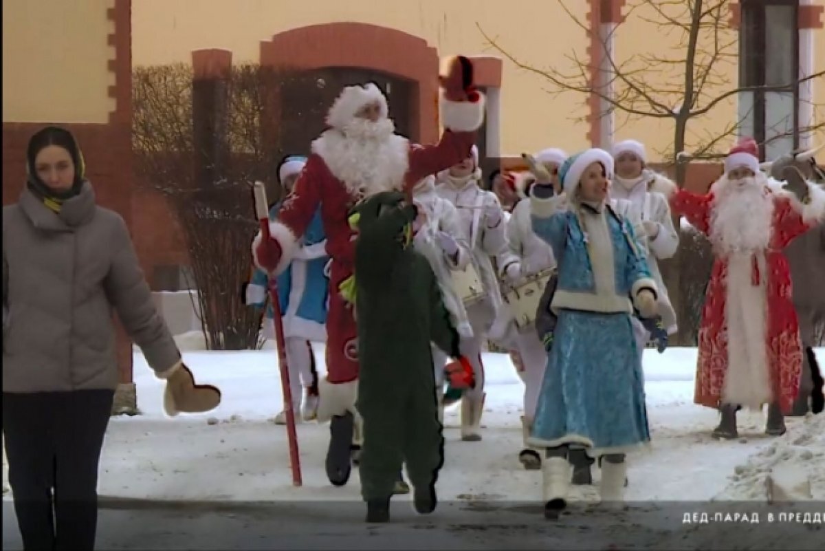    Десант Дедов Морозов и Снегурочек заметили на Васильевском острове