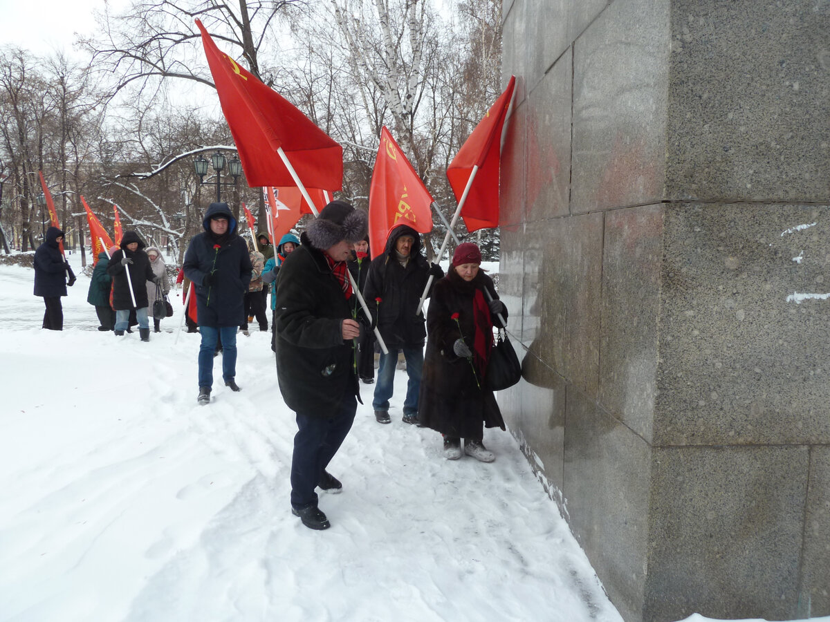 Возложение цветов к памятнику В.И. Ленину