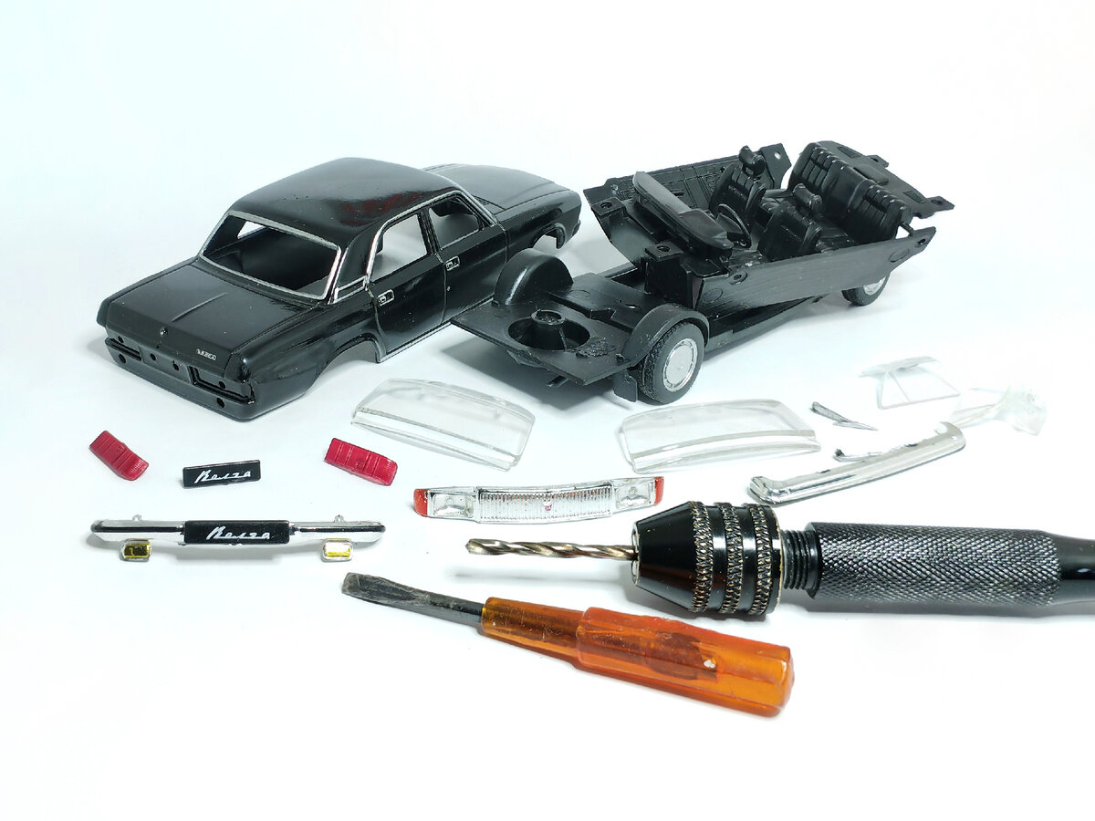 Рис. 2. Модель автомобиля ГАЗ-3102 "Волга" от Deagostini  в разобранном виде