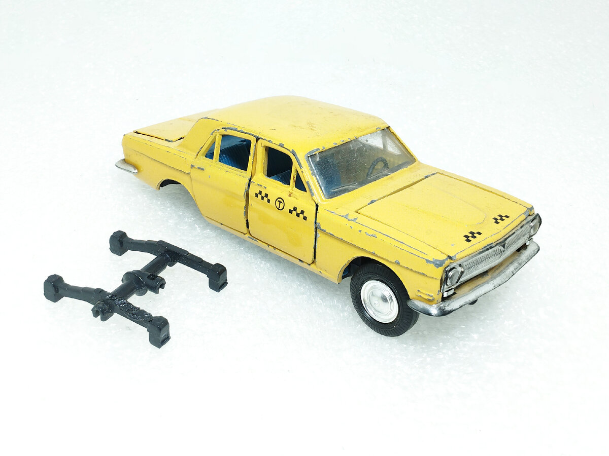 Рис. 1. Модель автомобиля ГАЗ-24 "Волга" Такси до восстановления