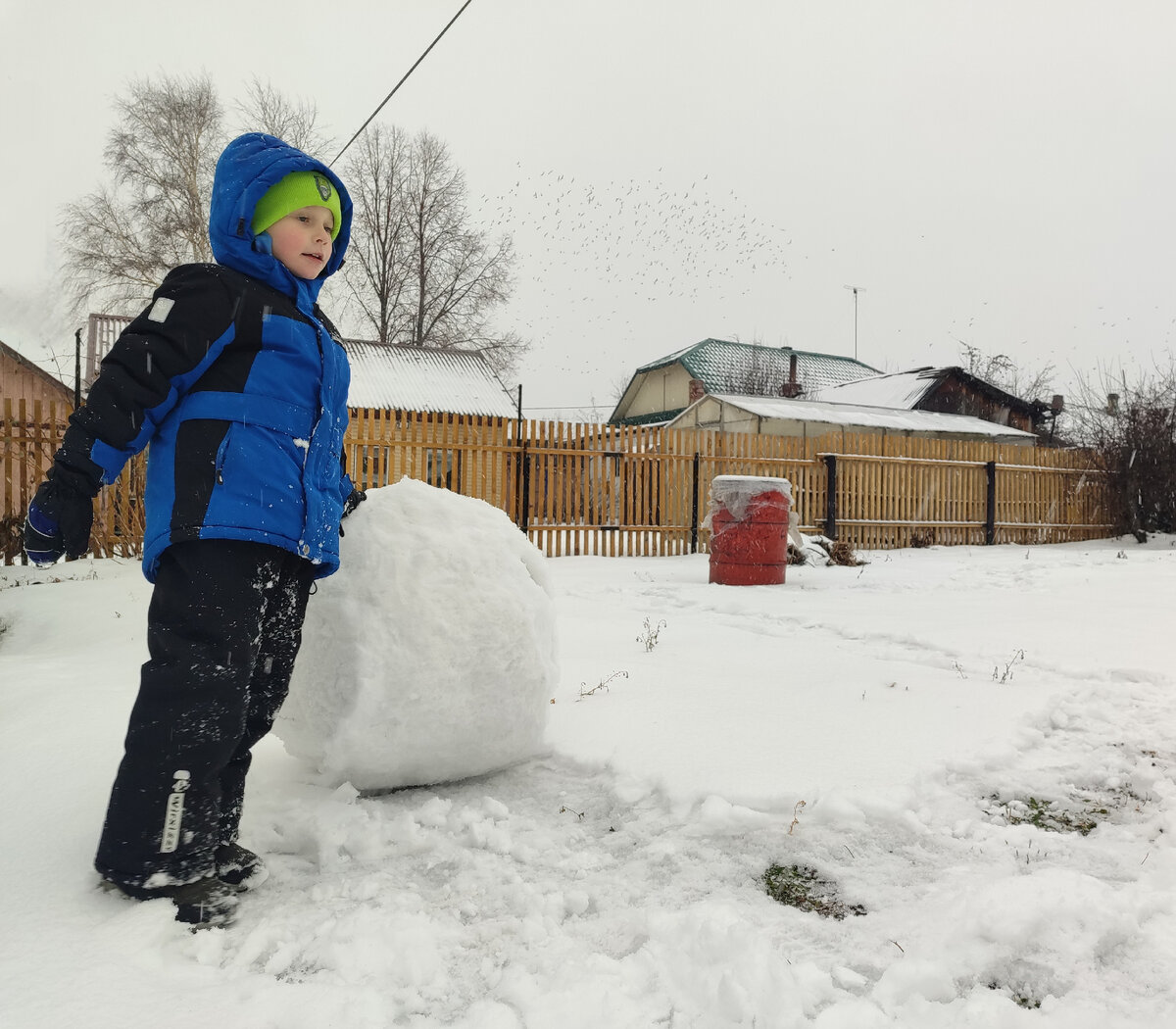 Вадюха катает снеговика