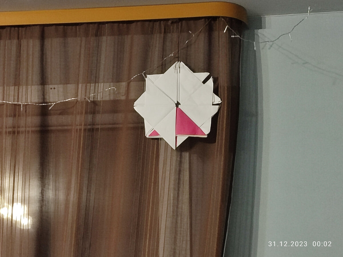 Это должна была быть полностью белая штука, но внезапно белые листы закончились. Пришлось импровизировать