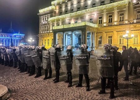    В Сербии активисты майдана пришли протестовать под гостиницу «Москва»