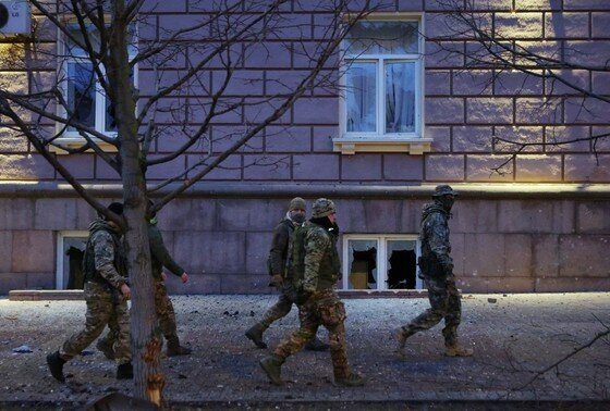    Люди в военной форме в центре Белгорода после удара украинских войск по городу