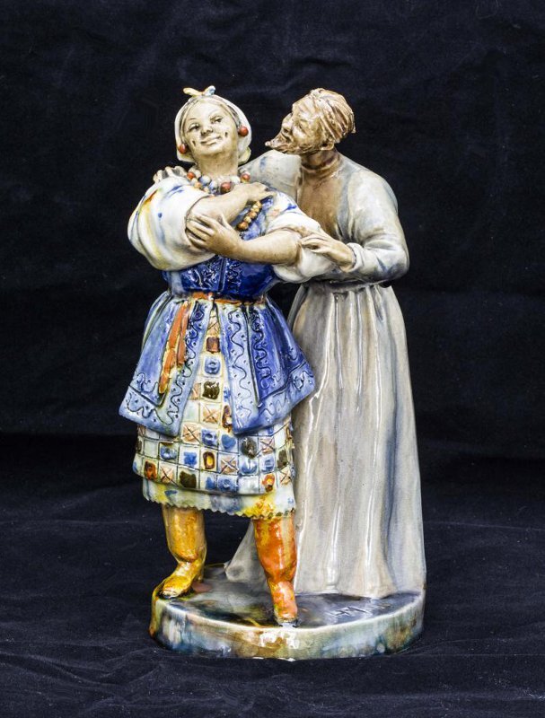 Статуэтка «Солоха и дьяк». 1951 год (майолика). Автор Наталья Алексеевна Максимченко