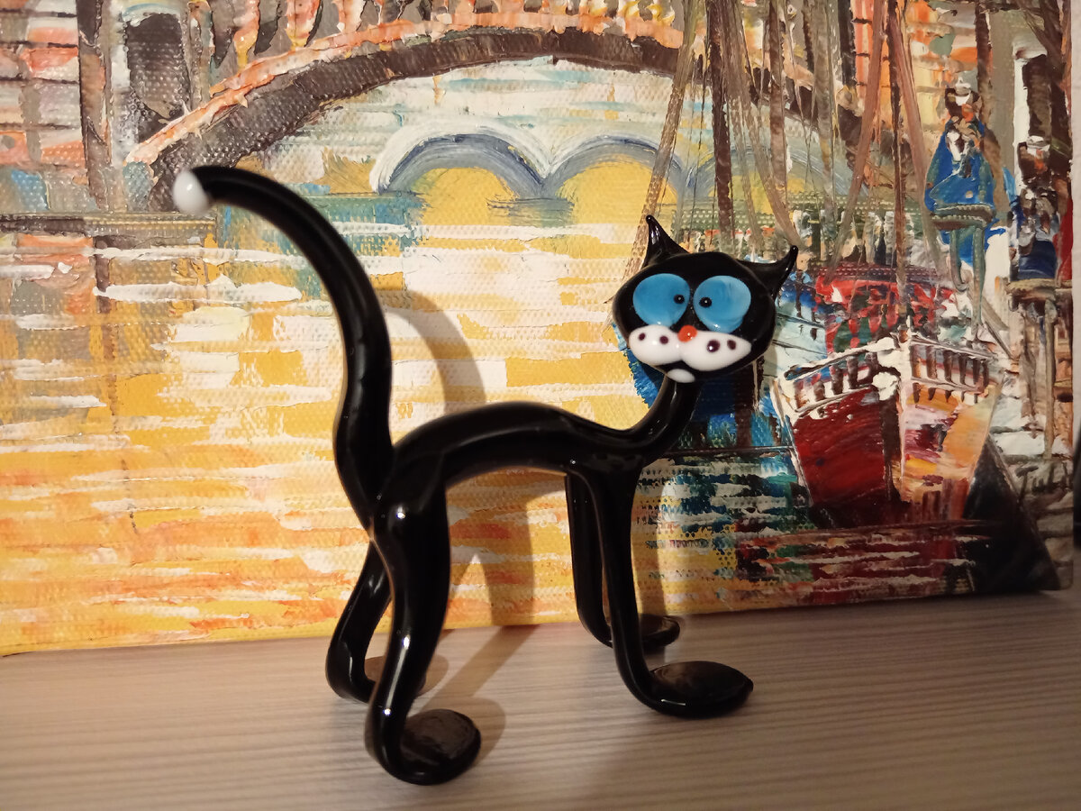 Сестре всегда покупаю фигурки кошек, котиков или котят. Однажды, покупая ей очередную фигурку, не удержалась и себе тоже одну приобрела. Сестре подарила не точно такого же кота. Они там разные были. Похожих не было. 