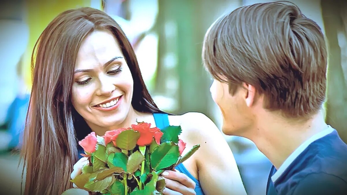 мужчина дарит цветы