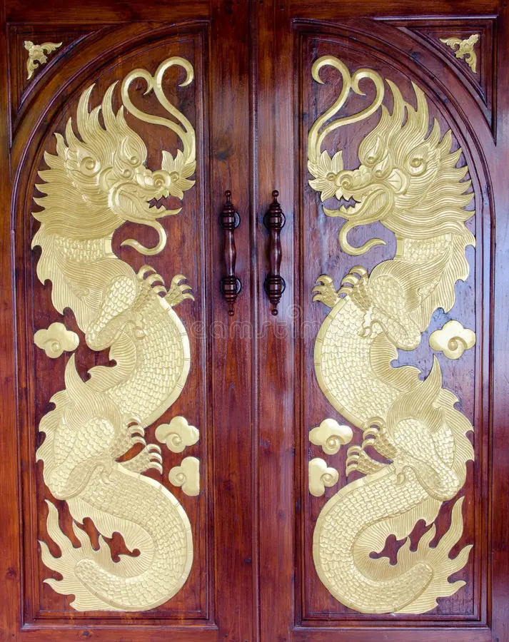 Сразу два дракона на дверях!