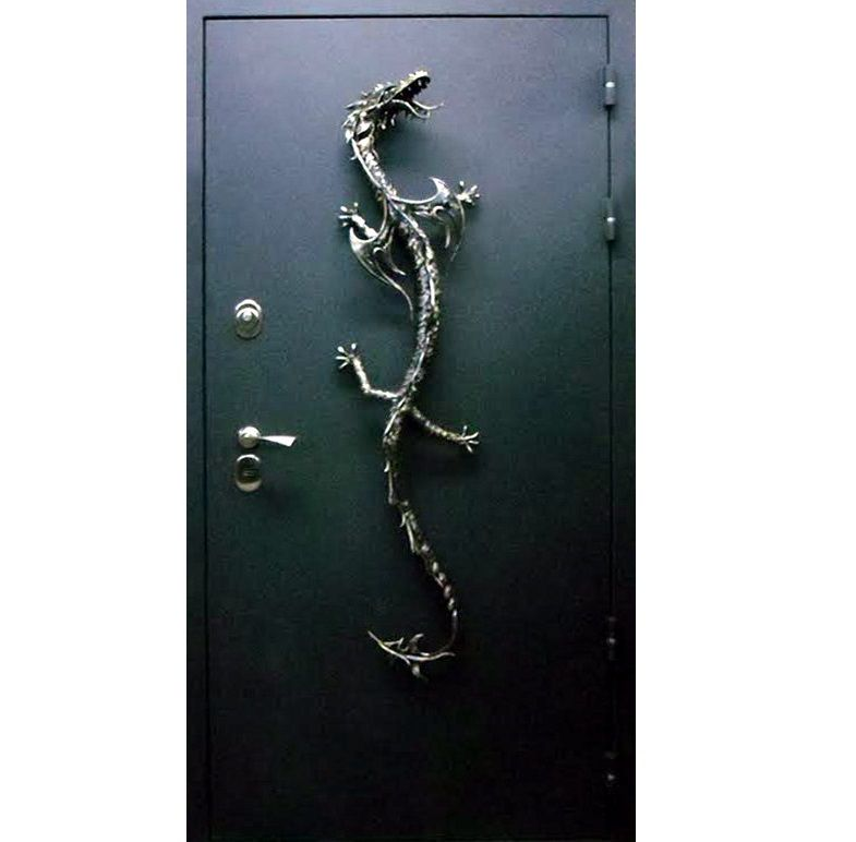 Нестандартное "драконовское" оформление двери